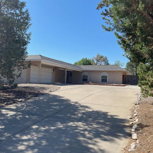Paradise Hill 4bed 2 bath- 1986 sq ft